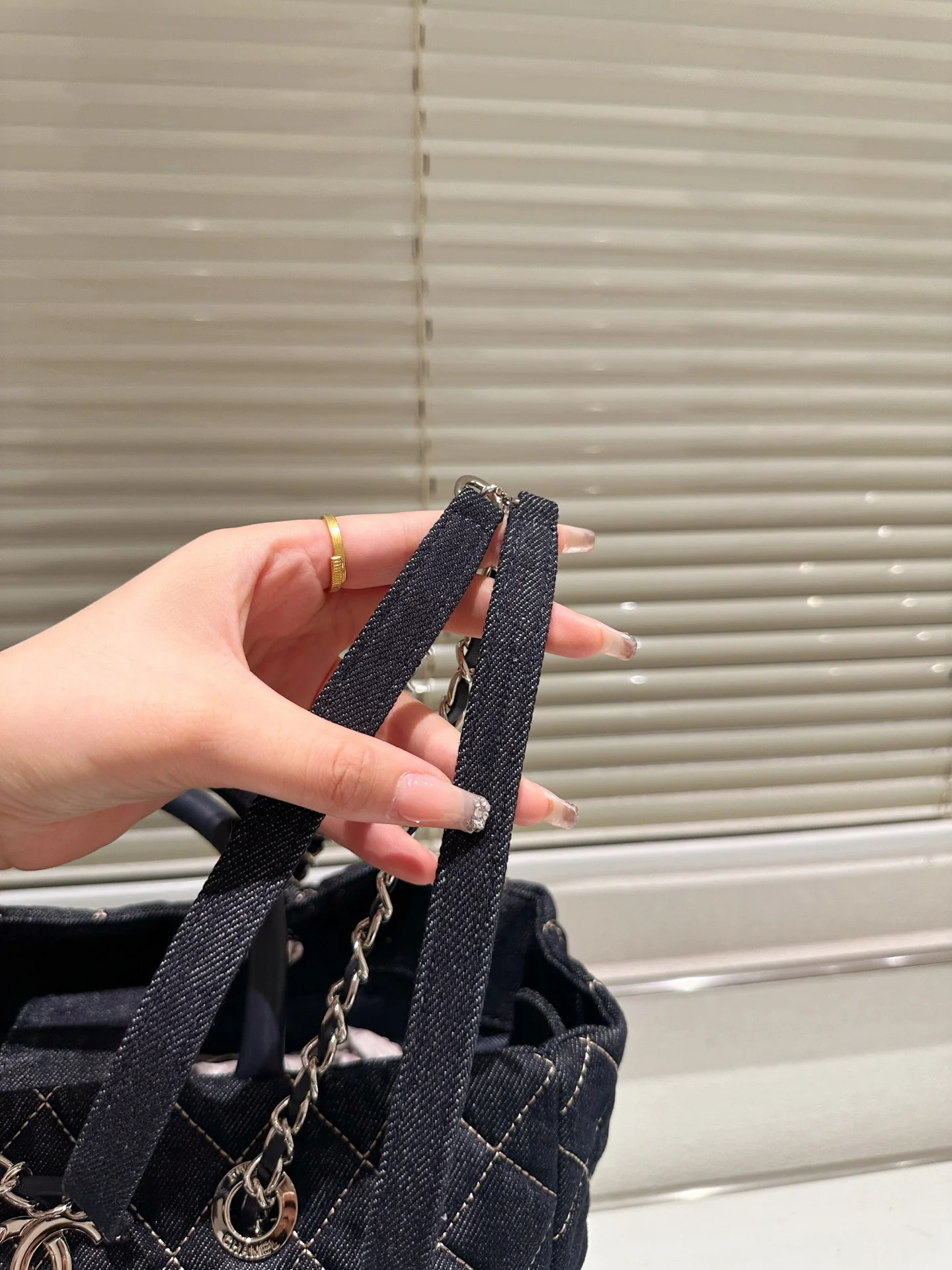 Chanel Purse - Sleek & Versatile Everyday Essential