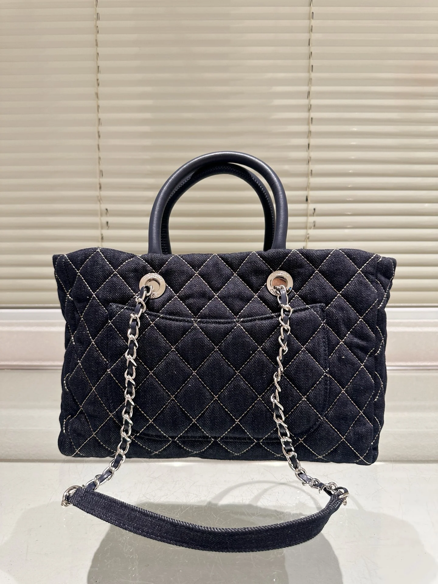 Chanel Purse - Sleek & Versatile Everyday Essential