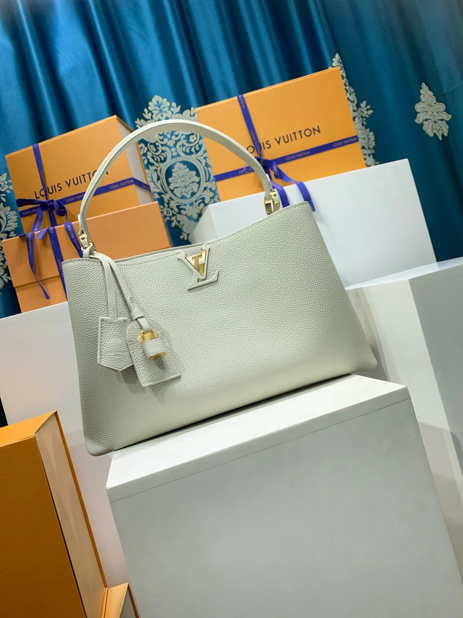 Capucines Leather Tote Bag – Classic Spacious Everyday Carry