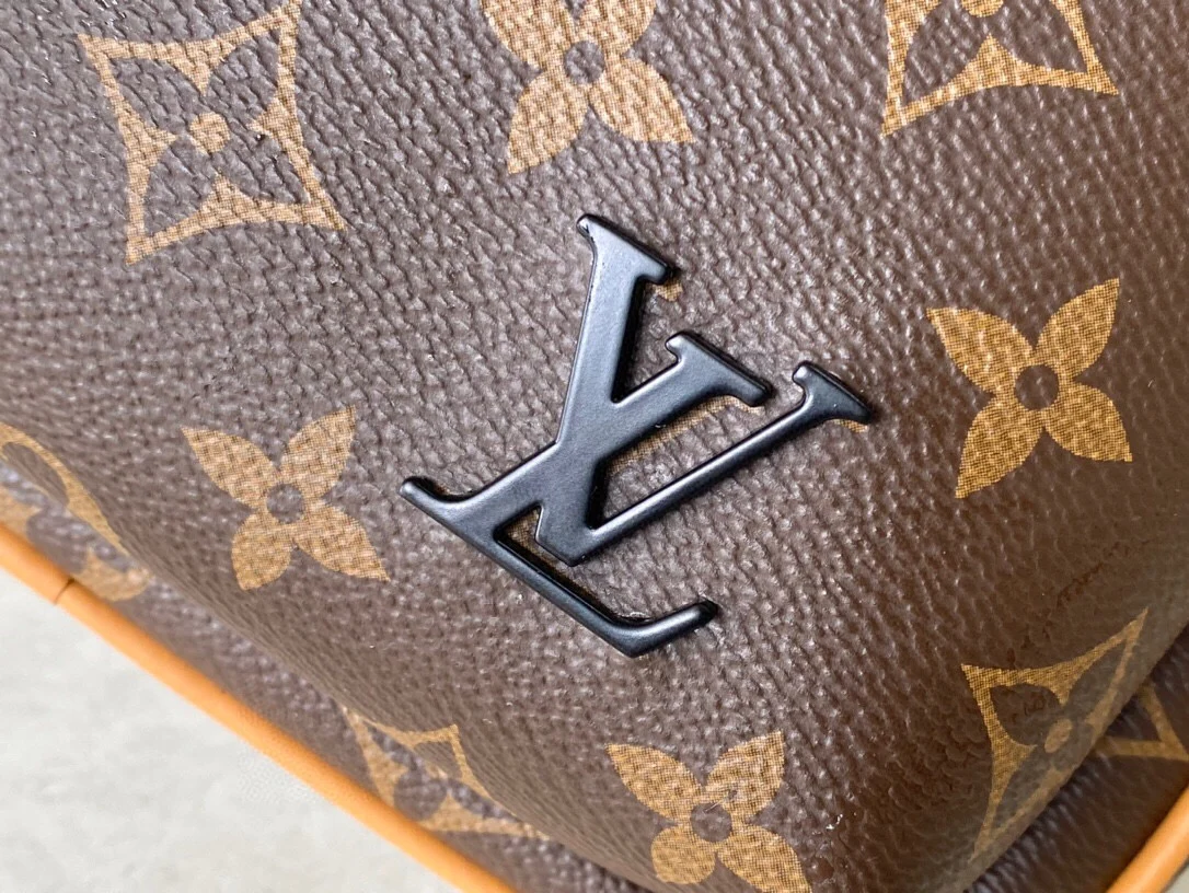 Louis Vuitton Avenue Sling Bag – Compact Crossbody for Everyday Carry