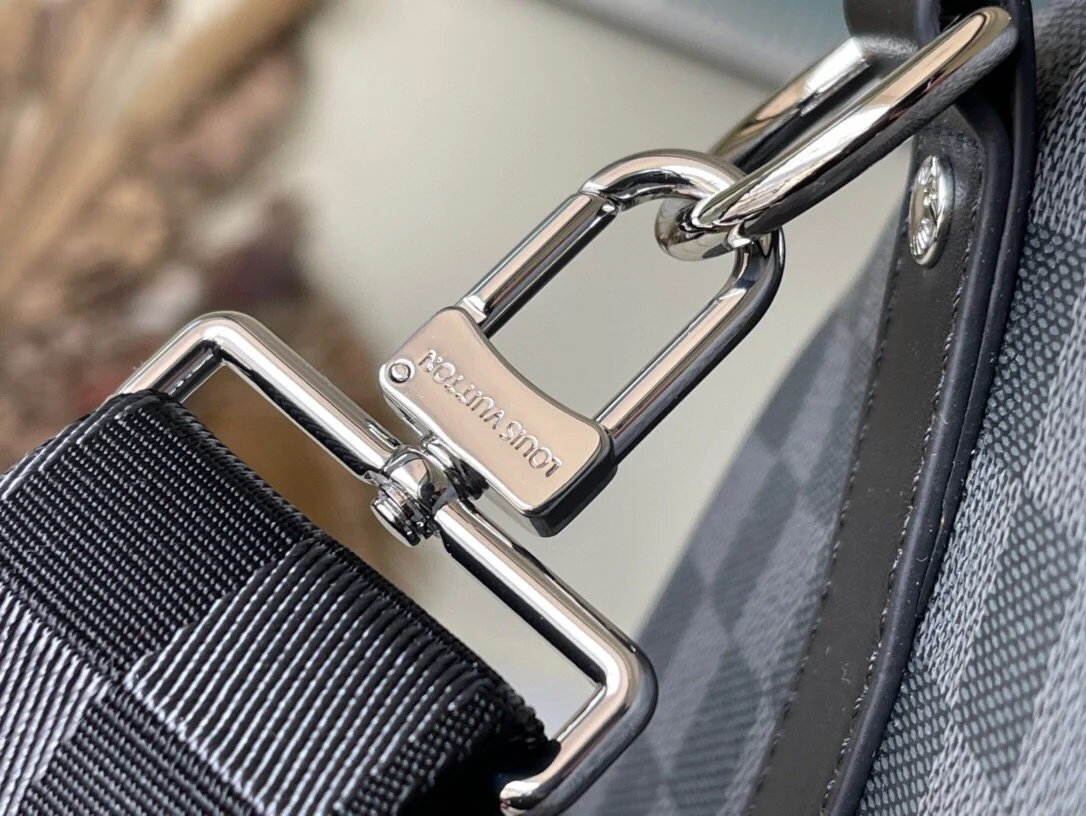 Louis Vuitton Keepall Travel Bag – Spacious & Lightweight Carry-On