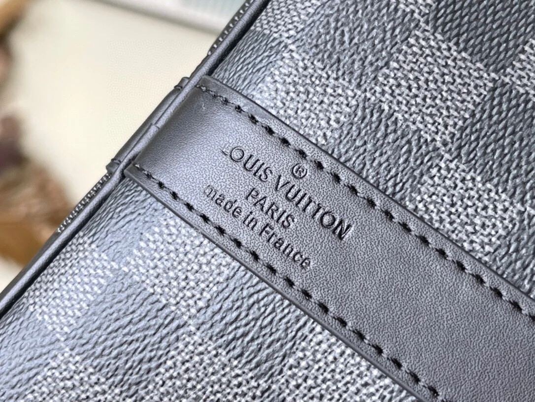 Louis Vuitton Keepall Travel Bag – Spacious & Lightweight Carry-On