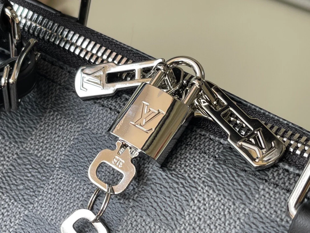 Louis Vuitton Keepall Travel Bag – Spacious & Lightweight Carry-On