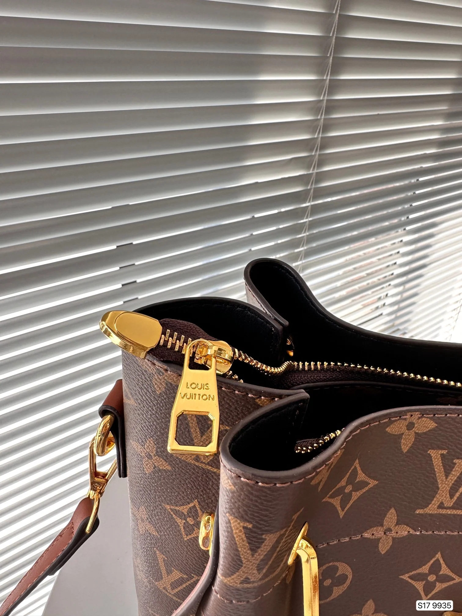 LV Folded Bag Style - Versatile Crossbody Bag