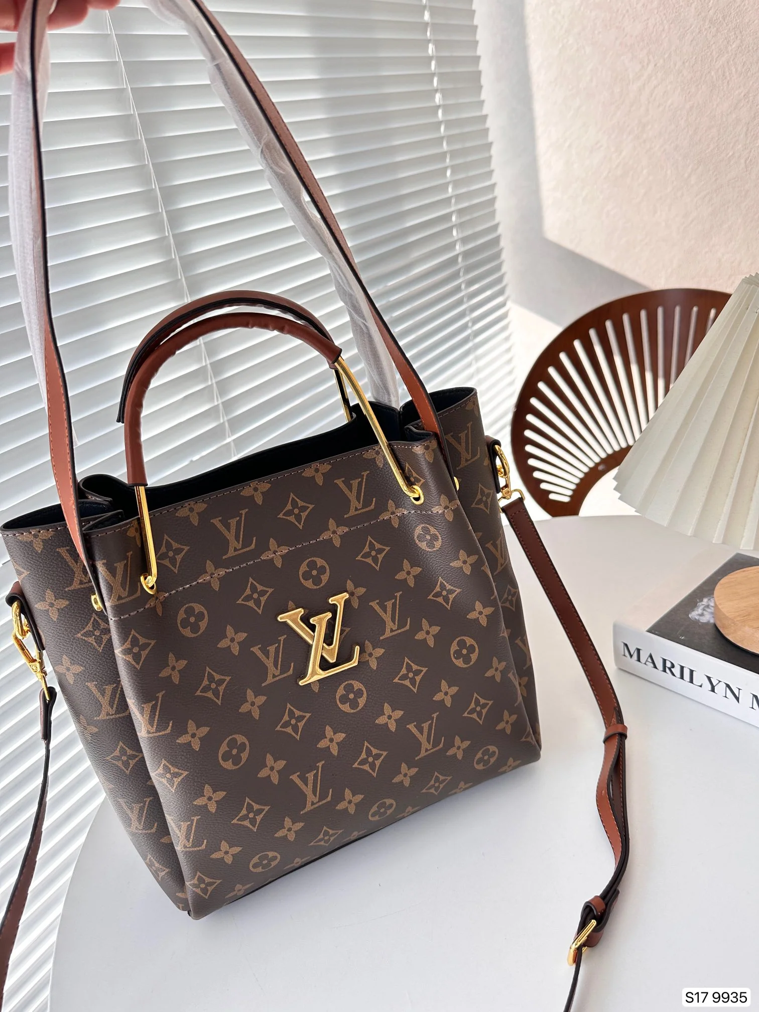 LV Folded Bag Style - Versatile Crossbody Bag